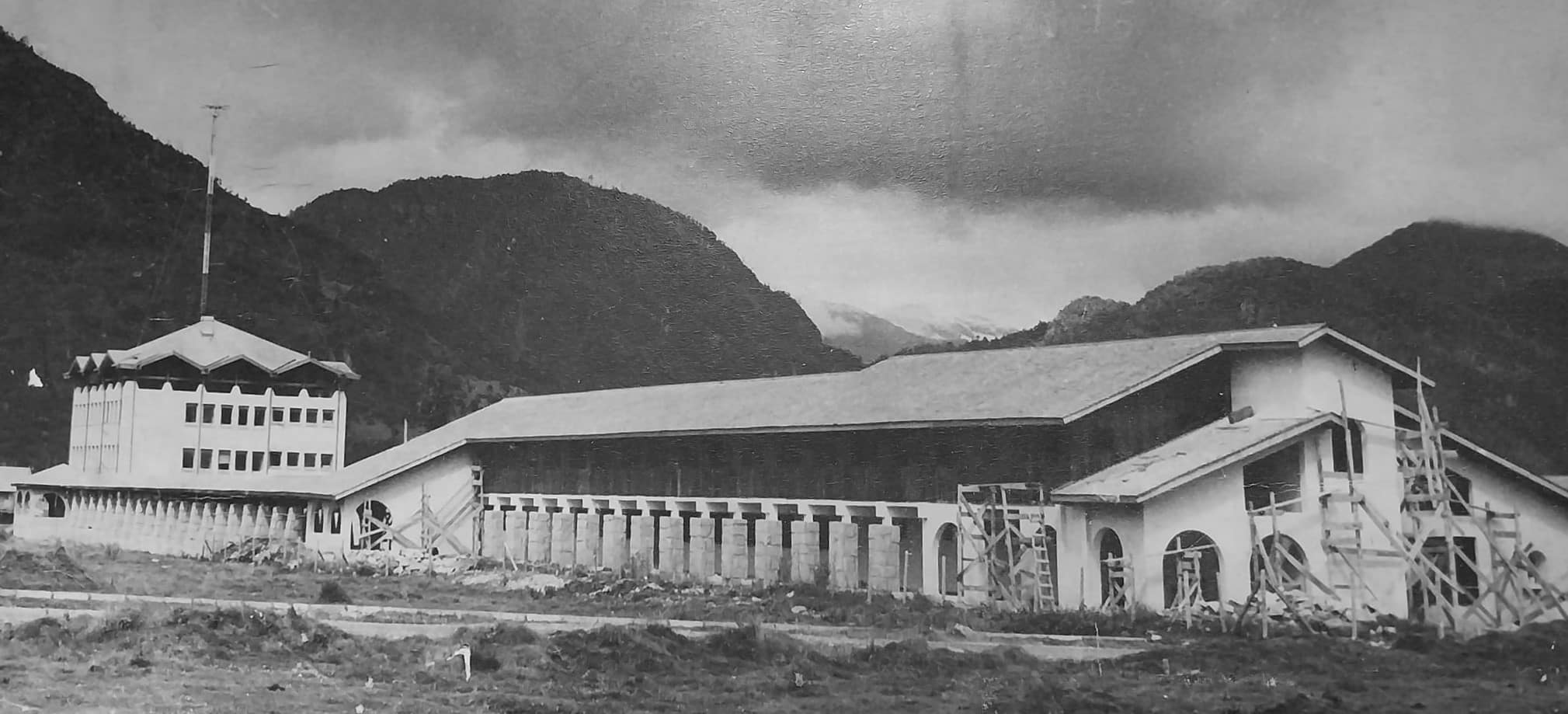 A la izquierda: Edificio de Intendencia de Aysén ubicado en calle Luis Alfredo Bustos, Ribera Sur. construido entre 1970 y 1971